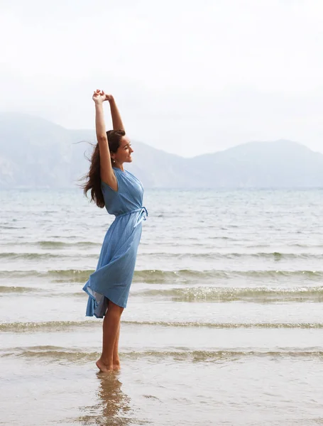 Mujer Morena Joven Vestido Azul Caminando Descalza Una Playa Cuelga — Foto de Stock