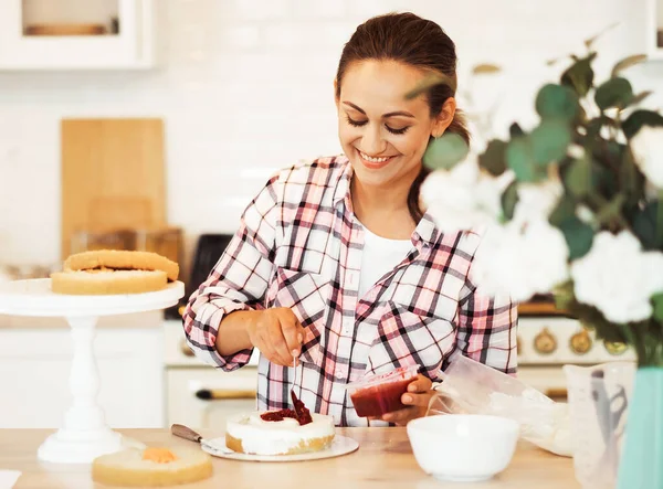 Young Woman Chef Smears Cake Strawberry Jam Home Business Hobby — Stock Photo, Image