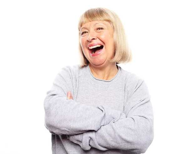 Χαμογελαστή Ηλικιωμένη Γυναίκα Σταυρωμένα Χέρια Στέκεται Μπροστά Από Λευκό Φόντο Εικόνα Αρχείου