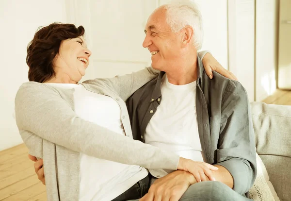 幸せな高齢者のカップル抱擁と笑い 一緒に幸せな支出時間 男は妻を抱きかかえ女は幸せを感じる ストック画像