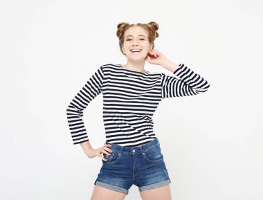 İnsanlar, mutluluk ve yüz ifadeleri kavramı. Mükemmel gülüşlü güzel bir genç kadının portresi..