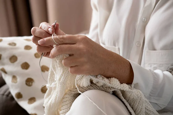 Woman Hands Knitting White Wool Yarn Pattern Closeup Horizontal Photo — Stock Photo, Image