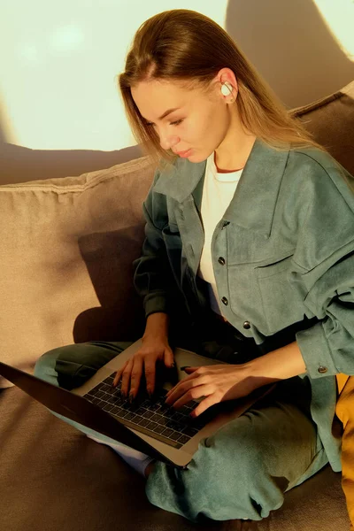 Picture Young Blond Woman Tablet Computer Sitting Sofa Home Lifestyle —  Fotos de Stock