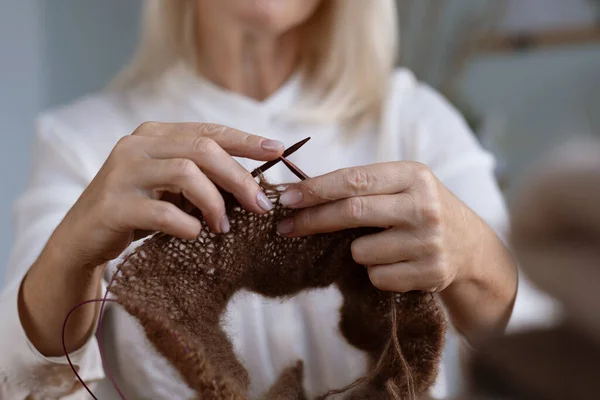 Woman Hands Knitting White Wool Yarn Pattern Closeup Horizontal Photo — Stock Photo, Image
