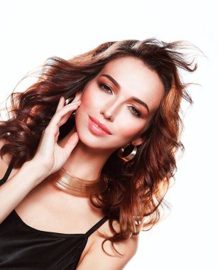 Uzun dalgalı saçlı güzel bir kadın. Esmer, beyaz arka planda kıvırcık saçlı..