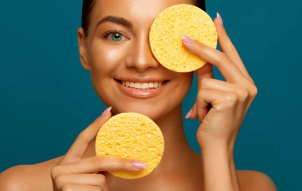 Young Woman Holding Yellow Sponges Her Face Portrait Beautiful Female — Stock fotografie