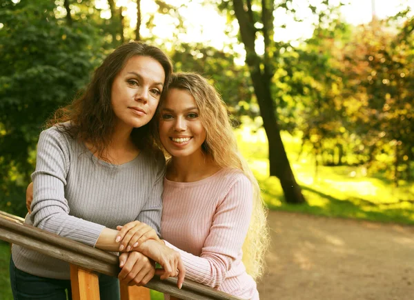 Dvě Okouzlující Ženy Letním Parku Stojí Bok Boku Schodech Usmívají — Stock fotografie