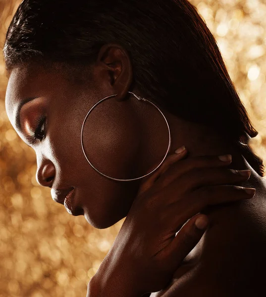 Όμορφη Νεαρή Αφρικανή Λαμπερό Μακιγιάζ Ποζάρει Πάνω Χρυσό Φόντο — Φωτογραφία Αρχείου