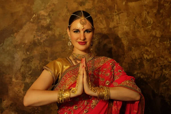 一个漂亮的印度姑娘站在纳马斯特面前致意的画像 传统萨里的印度妇女 — 图库照片