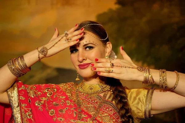 Female Fashion Model Wearing Traditional Indian Jewelry Close — Stock Photo, Image