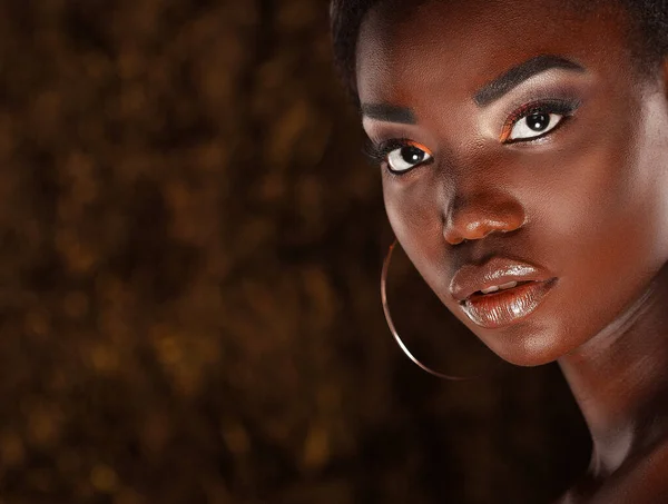 Parlak Makyajlı Güzel Bir Afrikalı Kadın Altın Bir Arkaplanda Poz — Stok fotoğraf