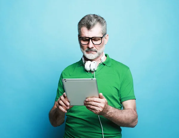 Lifestyle Tehnology People Concept Happy Senior Bearded Man Wearing Eyeglasses — Stok fotoğraf