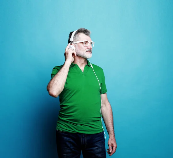 Lifestyle Tehnology Old People Concept Senior Bearded Man Listening Music — Foto de Stock