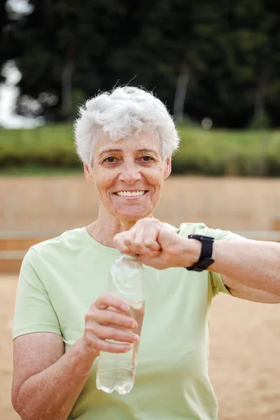 Oudere Vrouw Met Kort Grijs Haar Drinkwater Inspanning Zomertijd Portret — Stockfoto