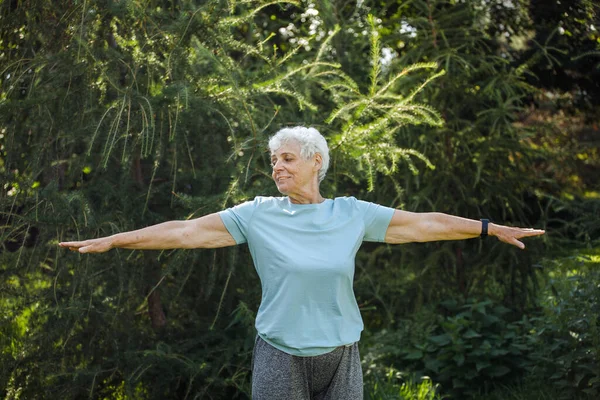 Elderly Woman Short Hair Practicing Yoga Tai Chi Outdoors Old — Stock Photo, Image