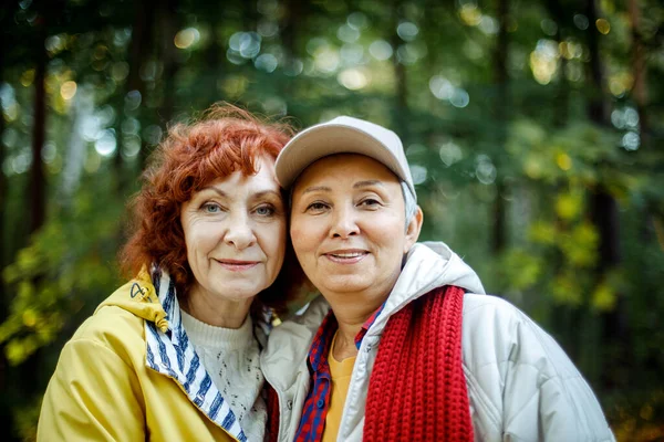 森へのトレッキング中に楽しい多人種の女性 ライフスタイルと友情の概念 — ストック写真