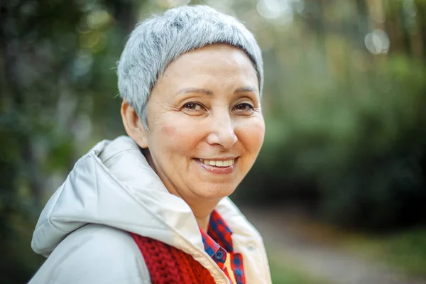 Portrait Smiling Elderly Asian Woman Short Gray Hair Park — Stock fotografie