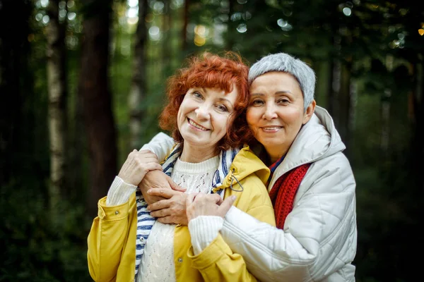 Multiracial Women Having Fun Trekking Day Wood Lifestyle Friendship Concept — Stockfoto