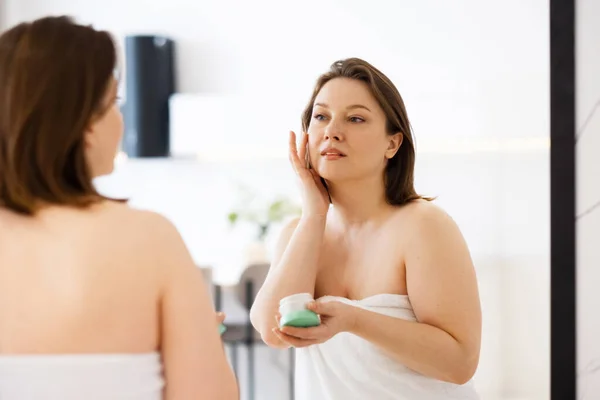 Adult Chubby Woman Apply Body Cream Look Mirror Home Beauty — Foto Stock