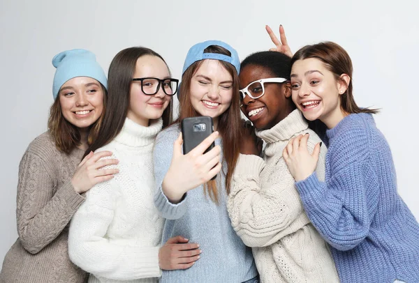 Afroameričtí Kavkazští Teenageři Dělají Selfie Bílém Šedém Pozadí Pět Mladých — Stock fotografie