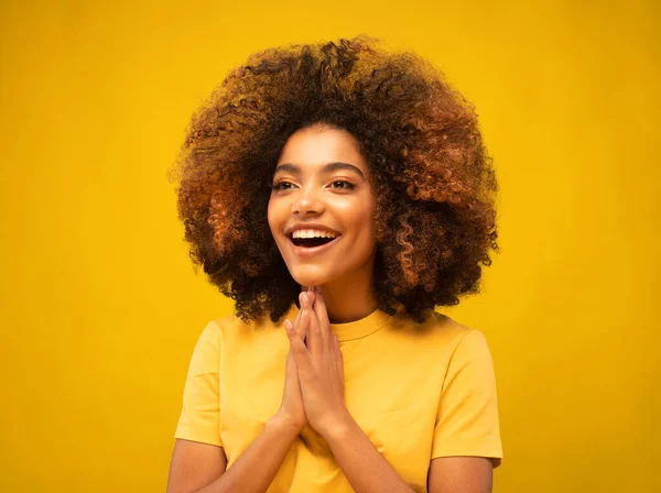 ライフスタイル 感情や人々の概念 驚きのカメラを見て 笑顔を開いて口の広い美しいアフロ女性 女の子ポルノの黄色の背景 — ストック写真
