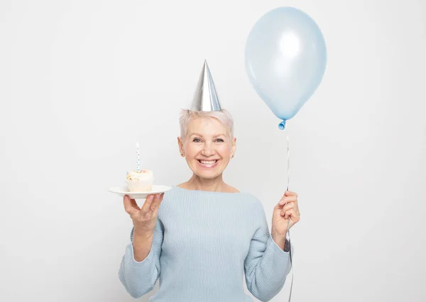パーティー 高齢化と成熟の概念 誕生日を祝う円錐形の帽子をかぶって美しい高齢女性 — ストック写真