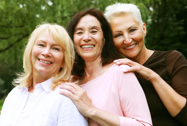 Oude Mensen Vriendschap Emotie Concept Drie Mooie Oudere Dames Knuffelen — Stockfoto