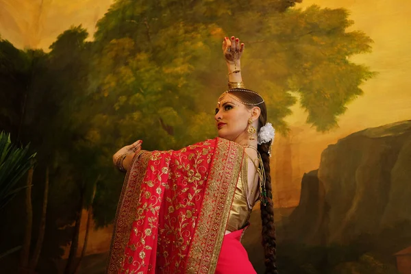 Vit Vacker Kvinna Dansar Traditionell Indiansk Klänning — Stockfoto