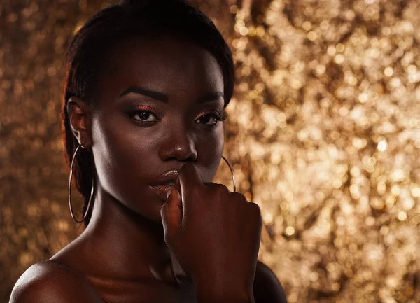 Beauty Portrait Sensual African Woman Gold Background Close — Zdjęcie stockowe