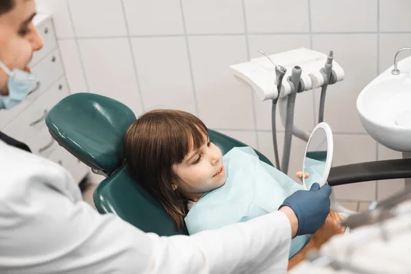 Люди Медицина Стоматология Технология Концепция Здравоохранения Профессиональный Молодой Стоматолог Работает — стоковое фото
