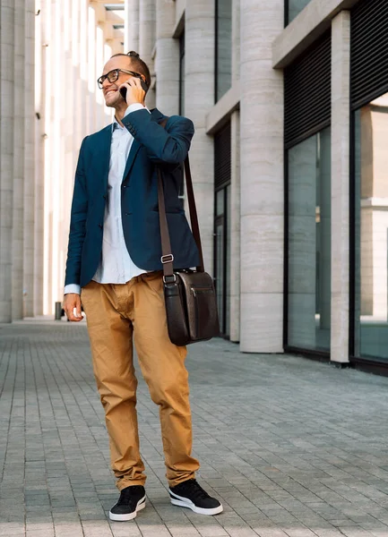 近代的なオフィスの近くの携帯電話を使用して市内のビジネスマン ライフスタイルコンセプト — ストック写真