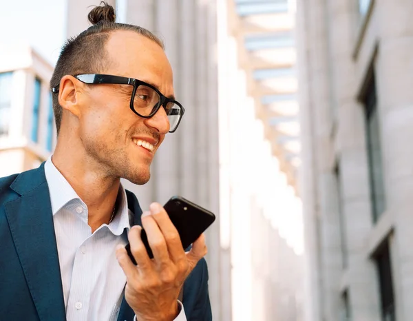 Hombre Joven Guapo Con Gafas Grabando Mensaje Audio Teléfono Inteligente — Foto de Stock