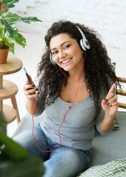 Όμορφη Αφρο Αμερικανίδα Γυναίκα Ακουστικά Ακούει Μουσική Χαμογελάστε Και Ευτυχισμένοι — Φωτογραφία Αρχείου