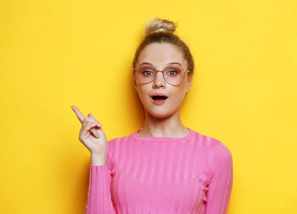 Smiling Young Woman Pointing Finger Blank Copy Space Aside Yellow — Stock fotografie