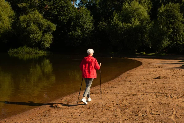 Спортивная Пожилая Женщина Тренирует Выносливость Время Нордической Ходьбы Природе — стоковое фото