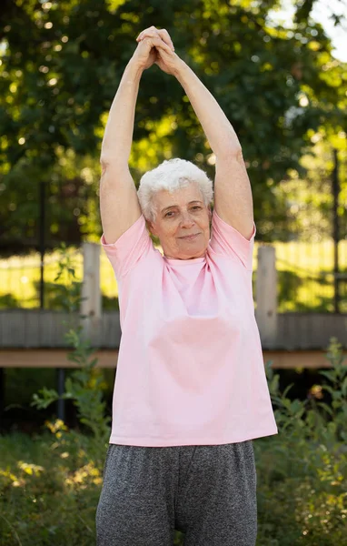 Elderly Woman Short Hair Practicing Yoga Tai Chi Outdoors Old — ストック写真