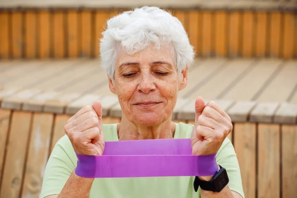 Portriat Old Woman Grey Short Hair Training Fitness Band Outdoow — Stockfoto
