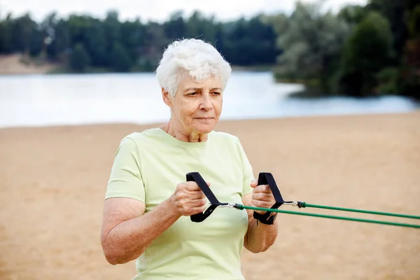 Starší Ženy Nosí Sportovní Oblečení Dělat Cvičení Venku Pláži Dopoledních — Stock fotografie
