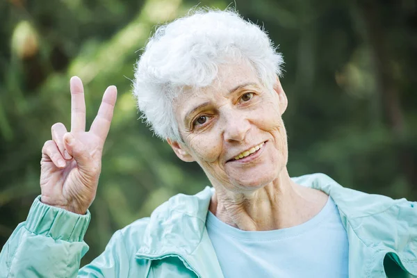Pretty Elderly Woman Smiling Show Victory Sign Park Close Portrait — Stock Photo, Image