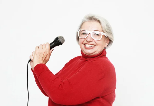 Tunteet Elämäntapa Vanhusten Käsite Happy Vanhempi Nainen Laulaa Mikrofonilla Hauskaa — kuvapankkivalokuva