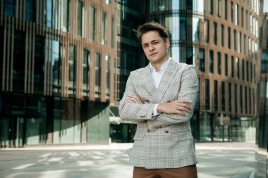 Yakışıklı bir işadamının portresi, yaz günü, modern iş merkezinin yakınındaki açık havada.