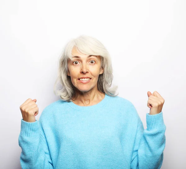 Mavi Süveter Giyen Mutlu Yaşlı Kadın Beyaz Arka Planda Gülümsüyor — Stok fotoğraf