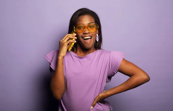 Photo Young Black Woman Happy Positive Smile Browse Cellphone Purple — Stockfoto