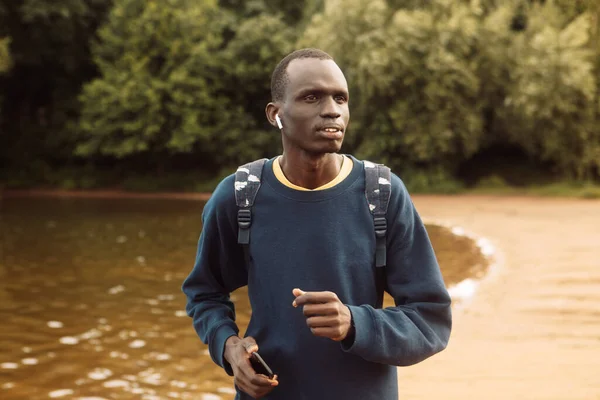 Young Black Man Wearing Casual Jogging Lake Headohones Morning Summer — Stok fotoğraf