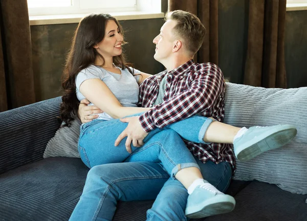 Young Beautiful Couple Sitting Couch Hugging Happy Family Life Love — Stock Photo, Image