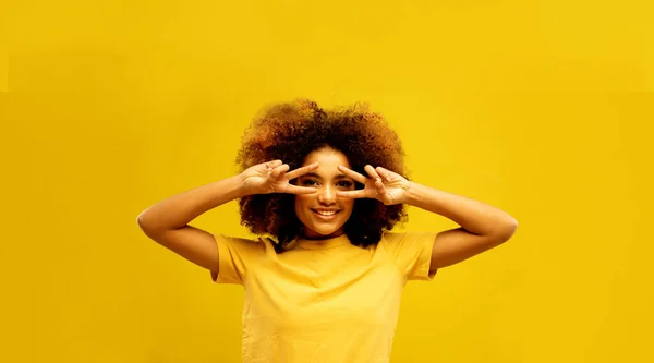 Jovem Sorrindo Alegre Amigável Africano Americano Mulher Usar Casual Amarelo — Fotografia de Stock