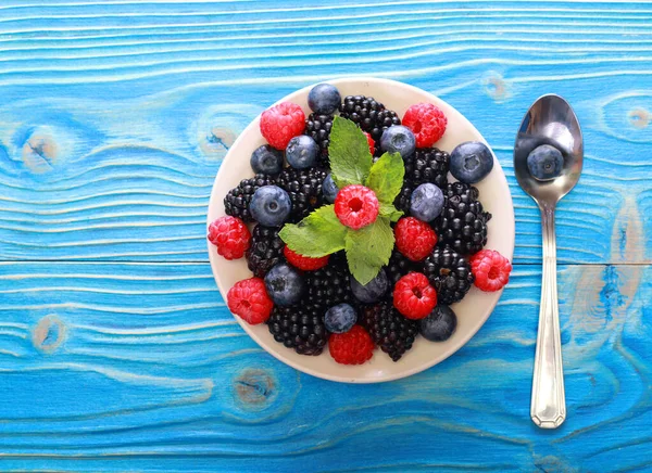 Various Berries White Plate Blueberries Blackberries Raspberries Delicious Diet Berries — Stock Photo, Image