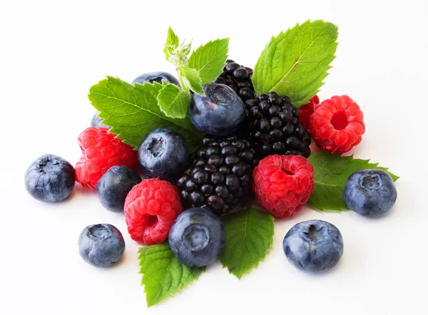 Змішайте Ягоди Листом Різні Свіжі Ягоди Білому Тлі Raspberry Blueberry — стокове фото