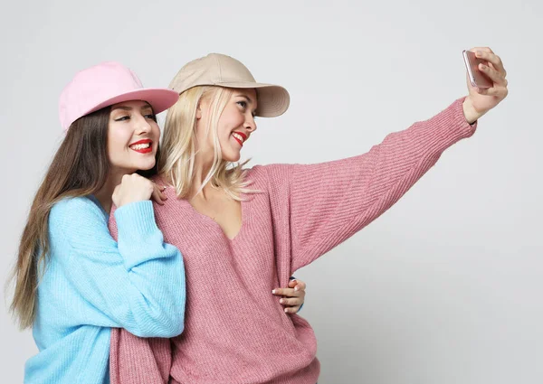 Dvě Mladé Přítelkyně Hipster Oblečení Aby Selfie Telefonu Přes Šedé — Stock fotografie