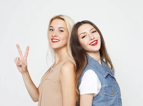 Livsstil Følelser Mennesker Koncept Unge Kvindelige Venner Stående Sammen Vise - Stock-foto